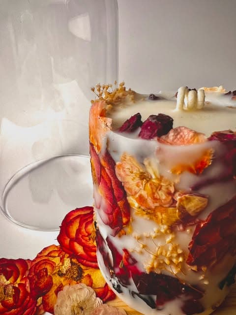 Candera botanical candle with preserved flowers